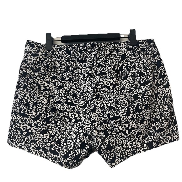 NWOT Black and White Print 4” inseam Shorts Size 6 Stretch, geometric, chic - Picture 3 of 7
